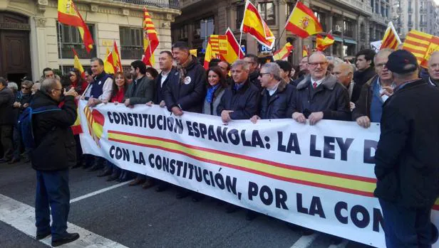 Miles de personas se manifiestan en Barcelona en defensa de la unidad de España
