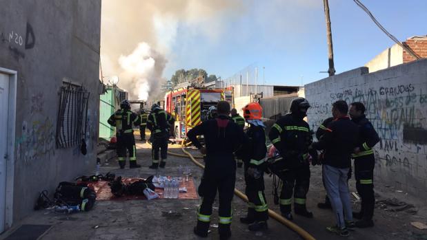 Incendio la Cañada Real: más de 80 desalojados y varias chabolas destruidas