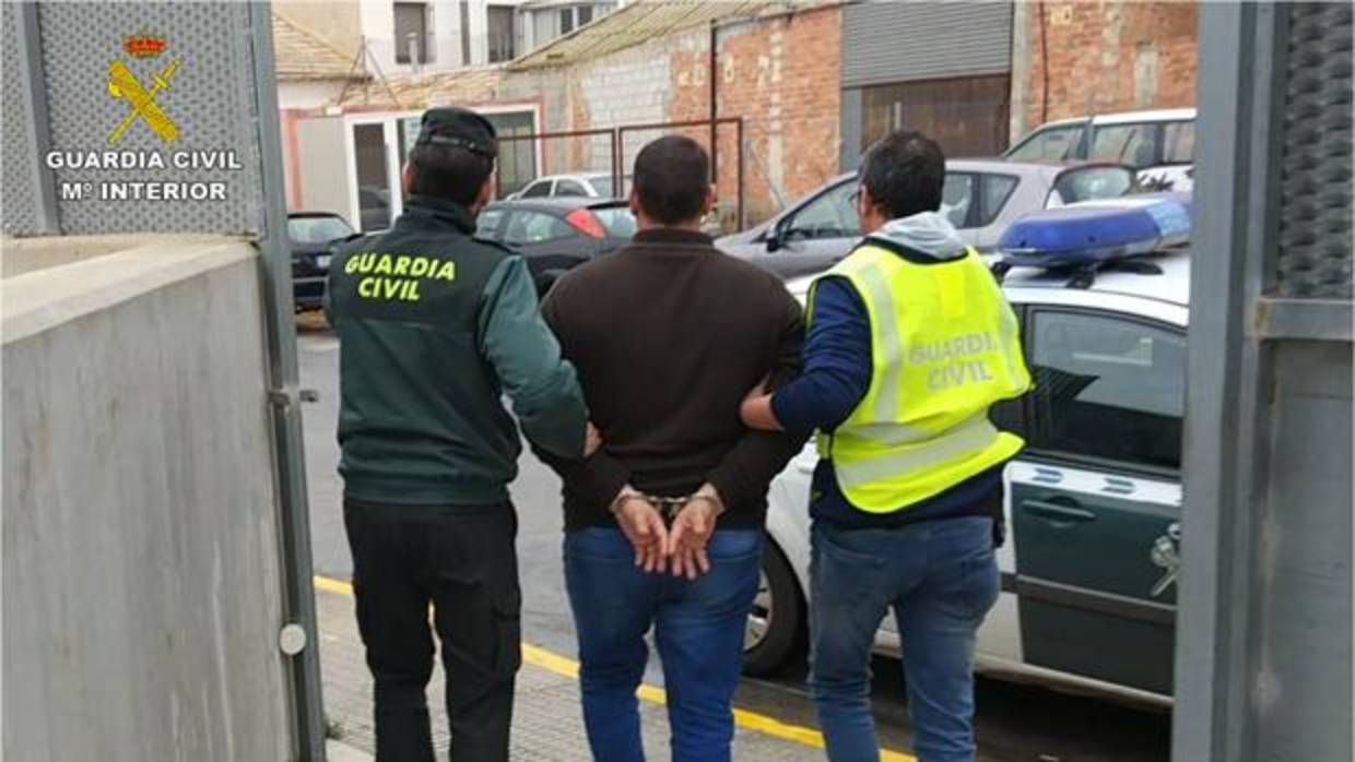 Imagen del traslado del detenido