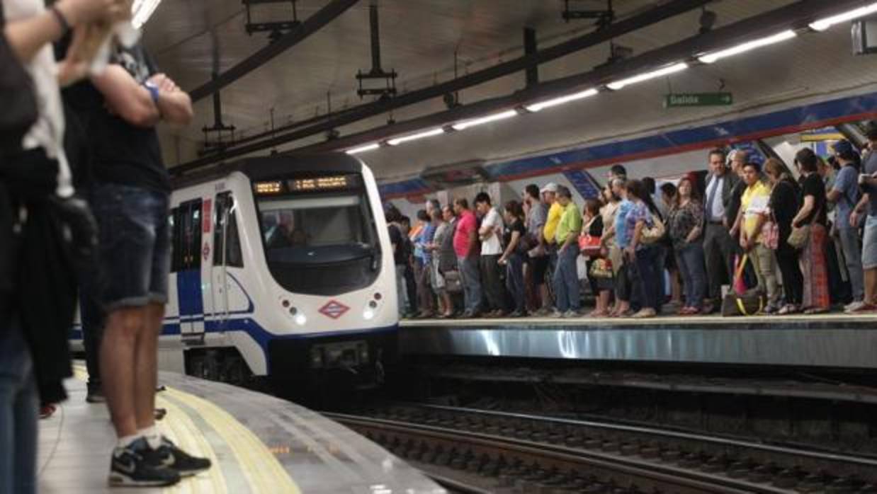 La estación de Metro de Sol, abarrotada de gente