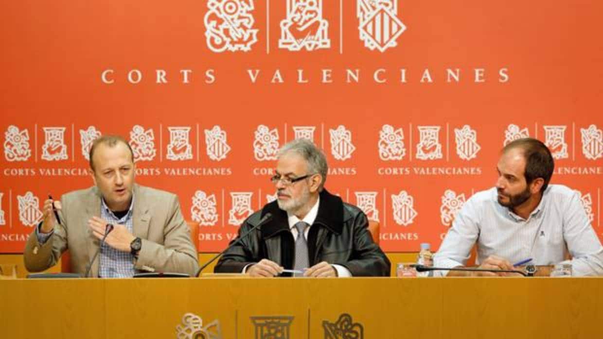 Los diputados Alexis Marí, Domingo Rojo y David de Miguel, en las Cortes Valencianas