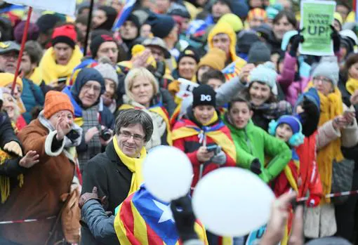Carles Puigdemont lidera el grito antieuropeísta de los independentistas en una manifestación en Bruselas
