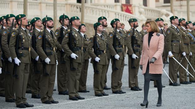 Cospedal recuerda en Barcelona el derecho de todos españoles a ser «defendidos»
