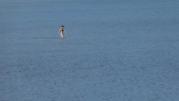 El aumento de las temperaturas llena las playas en Valencia y deja imágenes de baños en diciembre