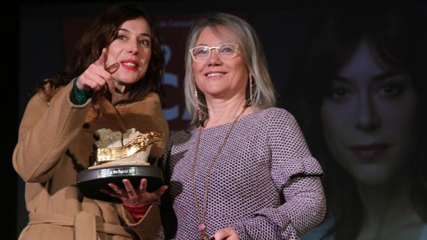 La actriz cántabra Ruth García recibe el Águila de Oro en la clausura del Festival de Aguilar