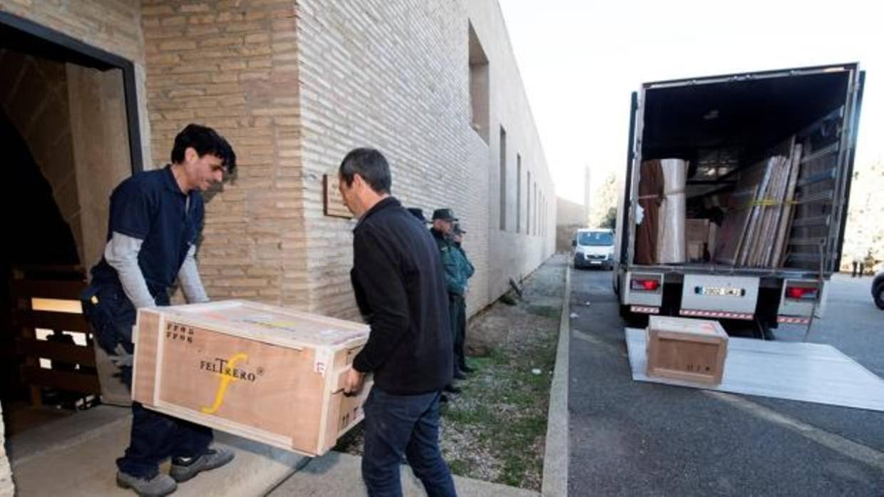 Las cajas con los bienes de Sijena, este lunes, a su llegada al histórico monasterio oscense