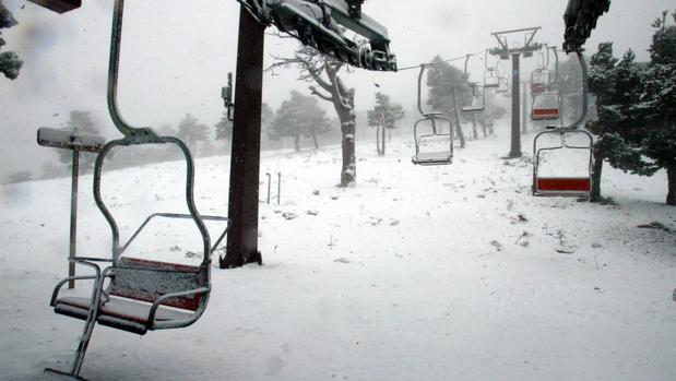 La estación de esquí de Navacerrada cierra sus pistas por el temporal «Ana»