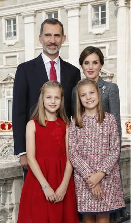 Los Reyes felicitan la Navidad con una fotografía familiar tomada el Día de la Fiesta Nacional