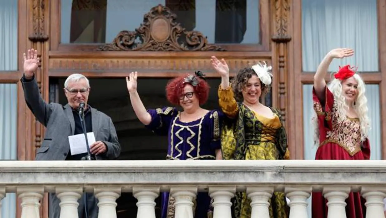 Imagen de Joan Ribó con las «Reinas Magas republicanas» en el Ayuntamiento de Valencia
