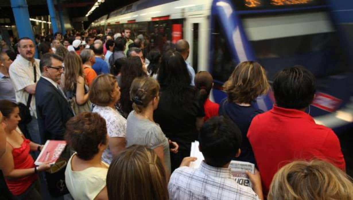 Decenas de pasajeros esperan la llegada de un vagón de Metro