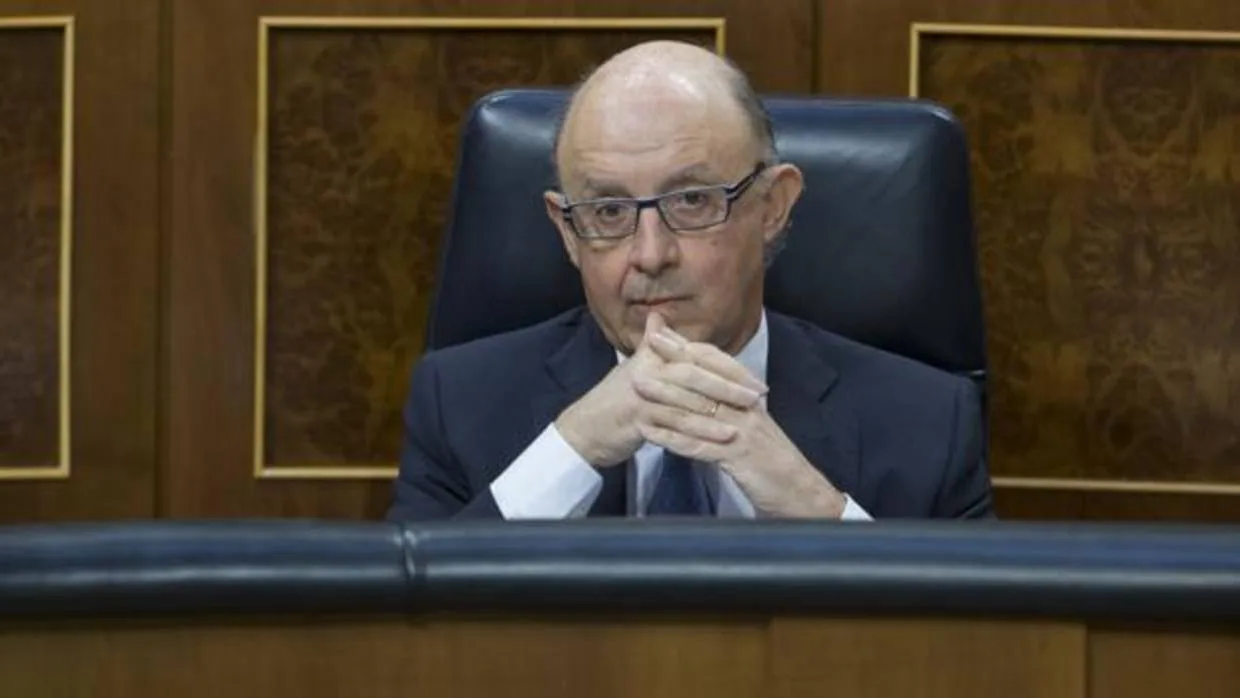 El ministro de Hacienda, Cristóbal Montoro, en su escaño del Congreso de los Diputados
