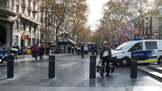 Barcelona instala bolardos en La Rambla