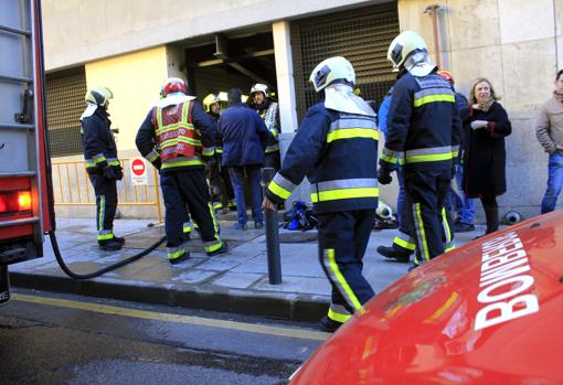 Los bomberos, después de inspeccionar el sótano con bombonas de óxigeno