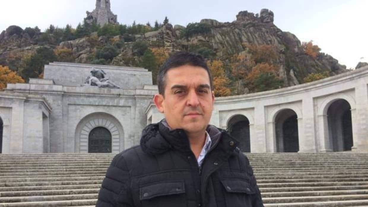 Imagen del senador de Compromís Carles Mulet delante del Valle de los Caídos