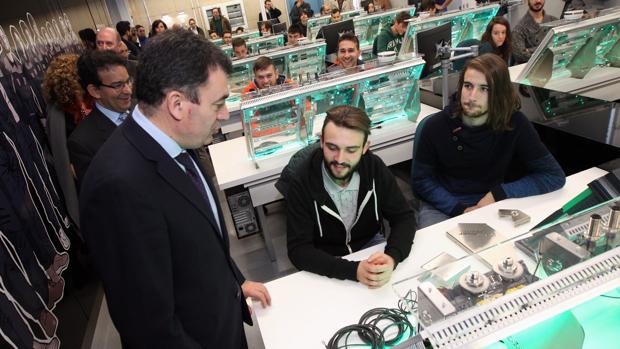 Román Rodríguez, conselleiro de Educación, durante la visita al aula IoT del CIFP As Mercedes