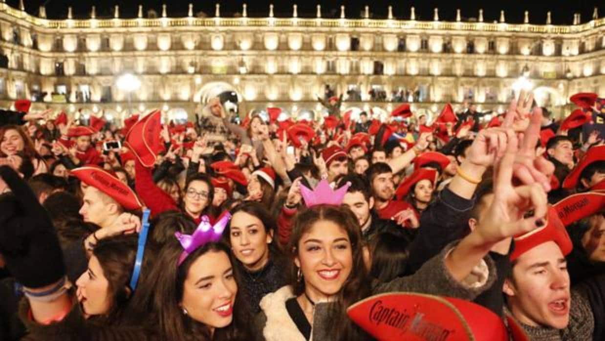 Celebración de la Nochevieja Universitaria en la Plaza Mayor de Salamanca