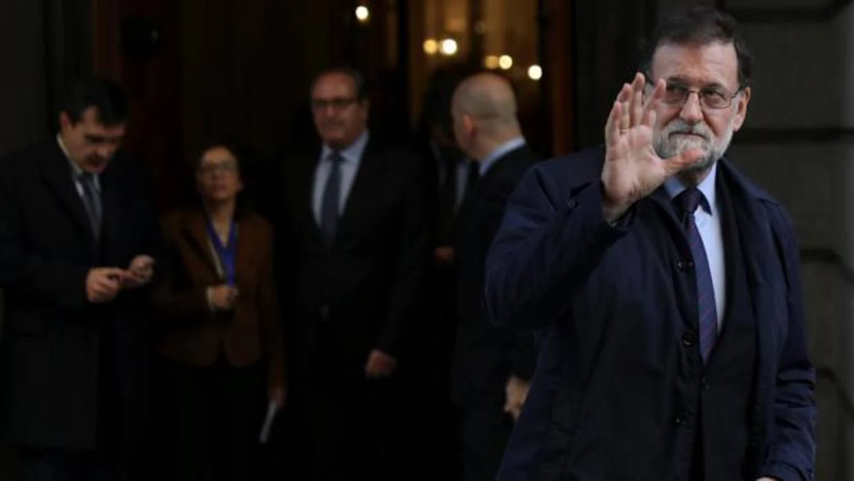 El presidente del Gobierno, Mariano Rajoy, abandonando el Congreso de vuelta a La Moncloa