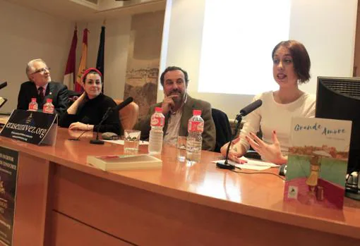 La autora, a la derecha, durante la presentación de su libro en la Biblioteca de Castilla-La Mancha