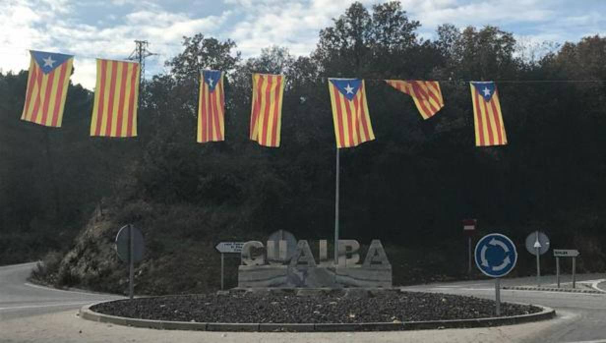 Esteladas y banderas de Cataluña, en un acceso a Gualba