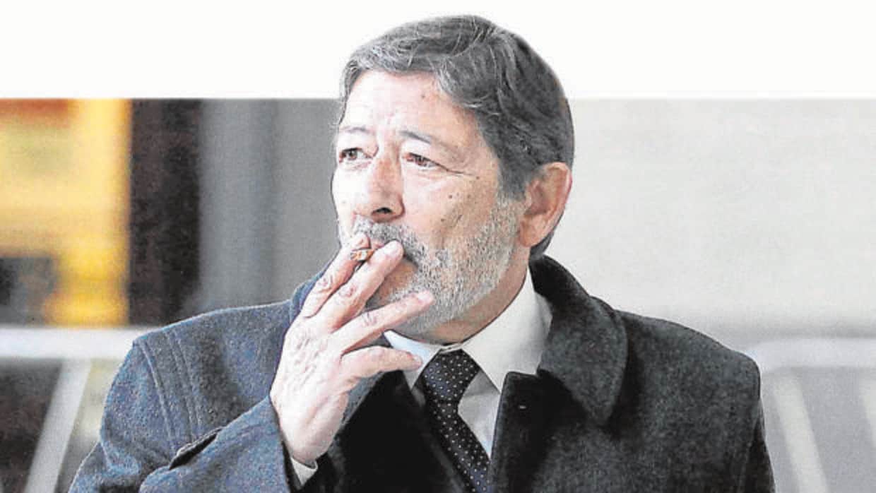 Francisco Javier Guerrero, exdirector general de Empleo, llegó a la audiencia con un cigarro en la boca