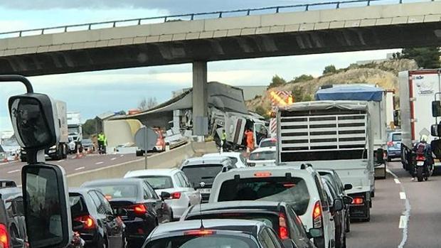 El vuelco de un camión provoca hasta siete kilómetros de retenciones en la A-7 al paso por Paterna