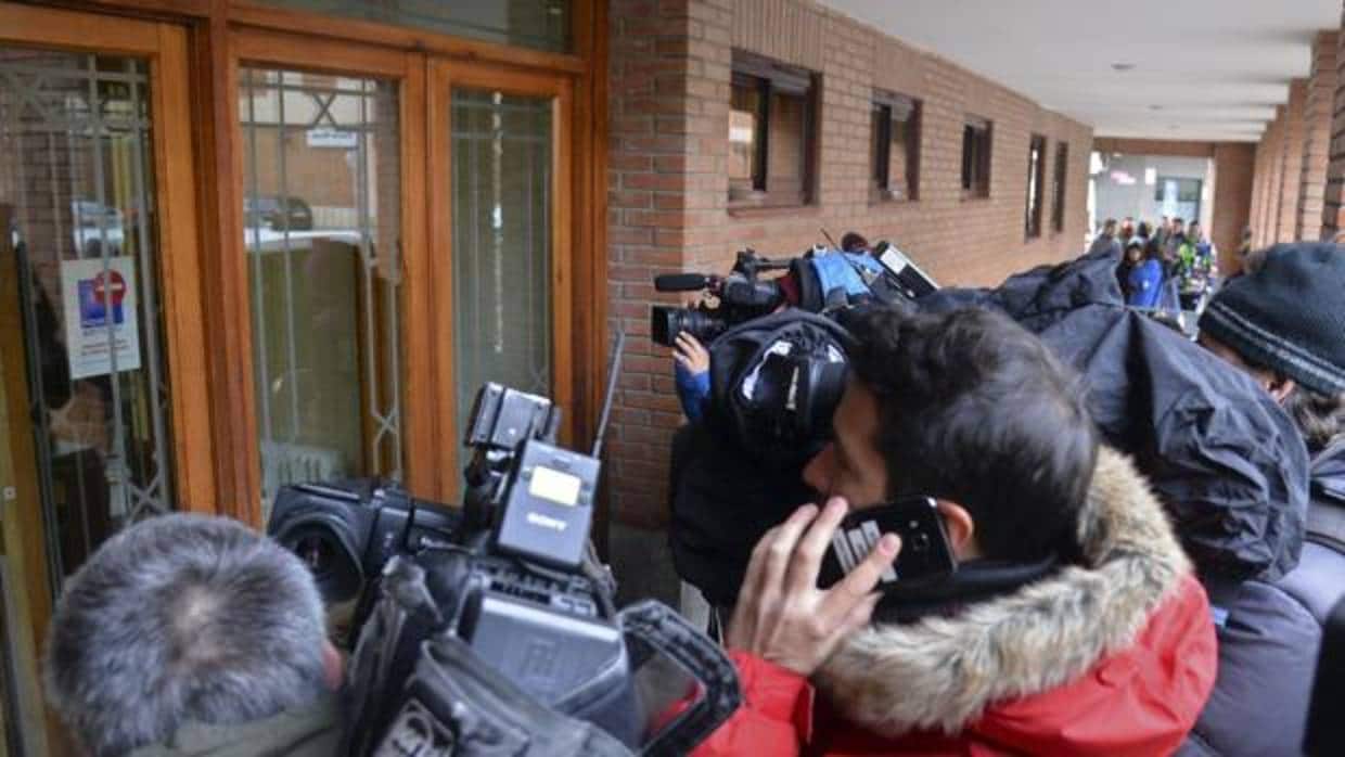 Varios medios esperan la salida de los detenidos a la puerta de los juzgados de Aranda de Duero