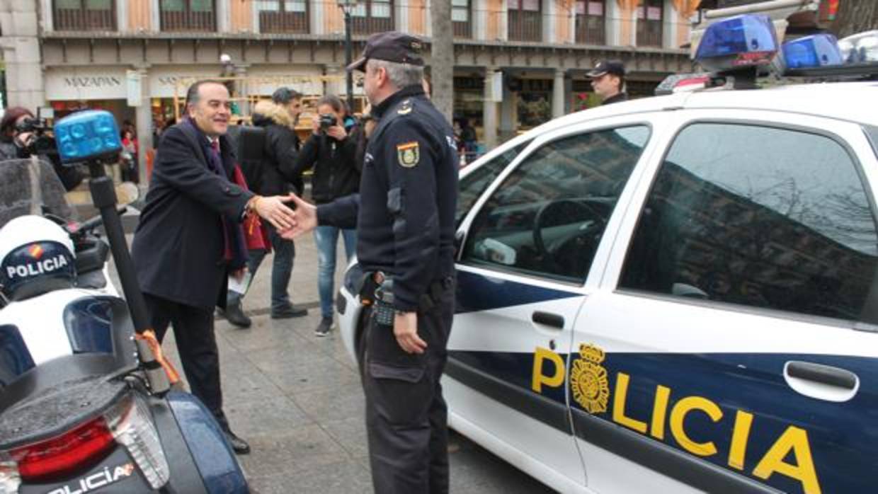 El delegación del Gobierno saluda esta mañana a un policía en la plaza de Zocodover de Toledo