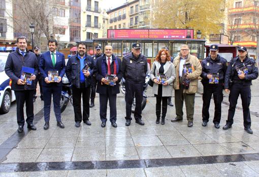 Autoridades en la presentación de la guía