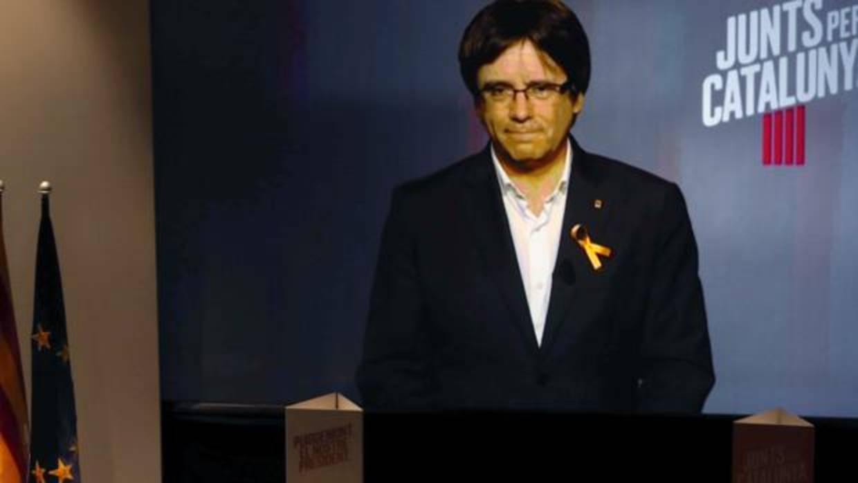 Puigdemont denuncia a los dos jóvenes que le amenazaron subidos en un tanque