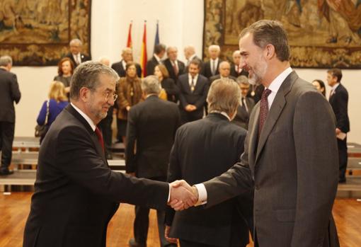 El Rey Felipe VI saluda al académico de Salamanca Jose Antonio Pascual