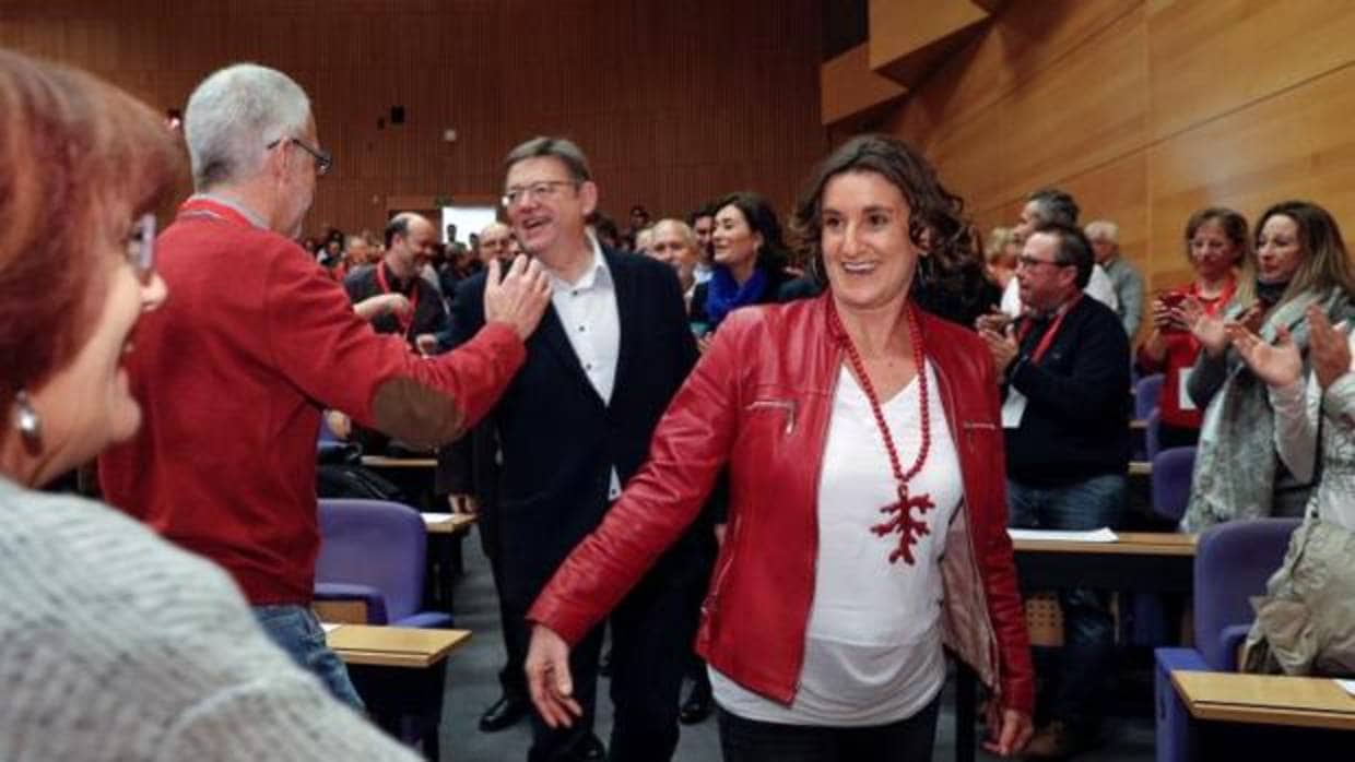 Mercedes Caballero saluda a compañeros socialistas suyos en el tercer congreso provincial de Valencia