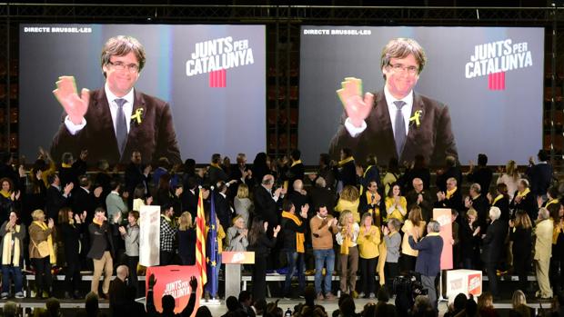 Puigdemont dice que el «frente del 155» no vencerá a la escuela catalana