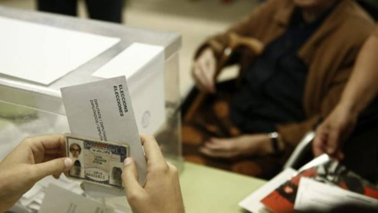 Imagen de una urna en las pasadas elecciones autonómicas en Cataluña, en 2015