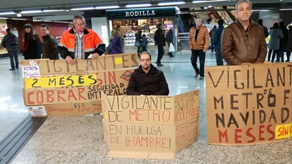 Daniel Galán, en el centro, acompañados de otros trabajadores