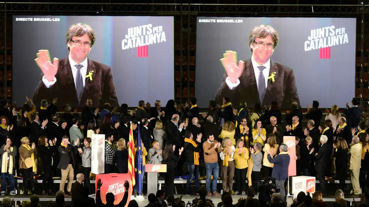 Puigdemont conecta por videoconferencia con un mitin de Junts per Catalunya