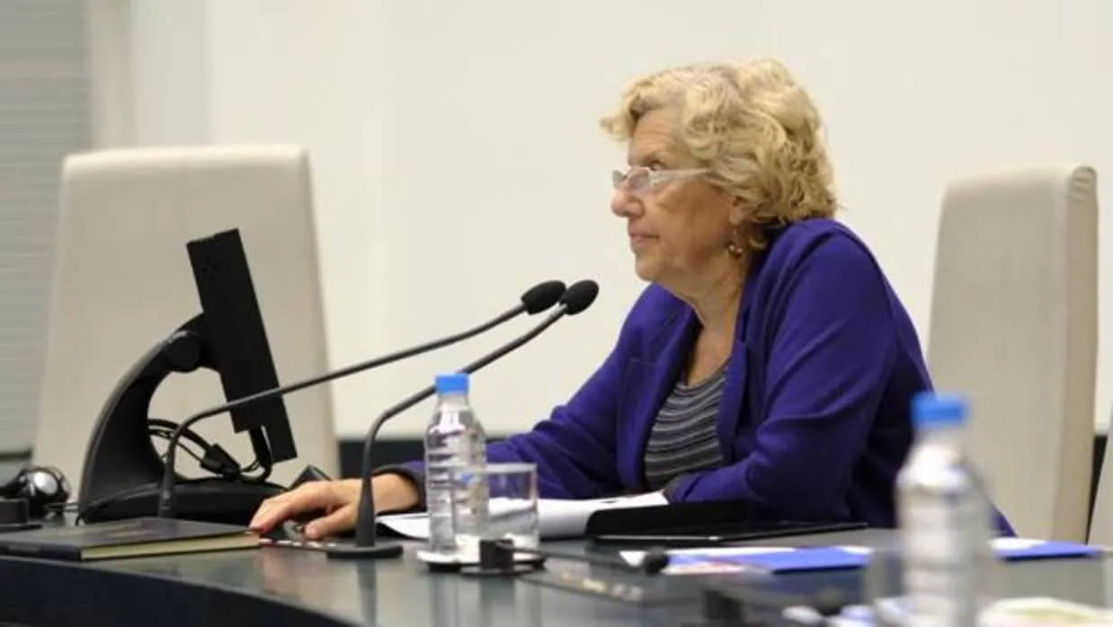 La alcaldesa de Madrid, Manuela Carmena, en un momento del Pleno del Ayuntamiento