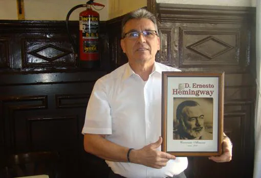 Lucio Burgos Céspedes lleva 43 años trabajando, primero de cocinero y después como encargado