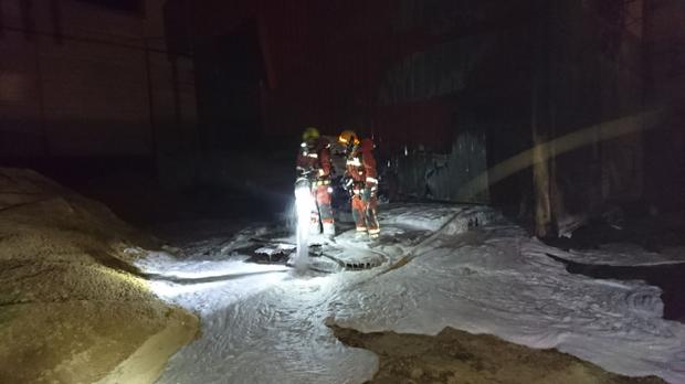 Extinguen de madrugada un incendio en una nave con butano y aceite en el interior en Valencia