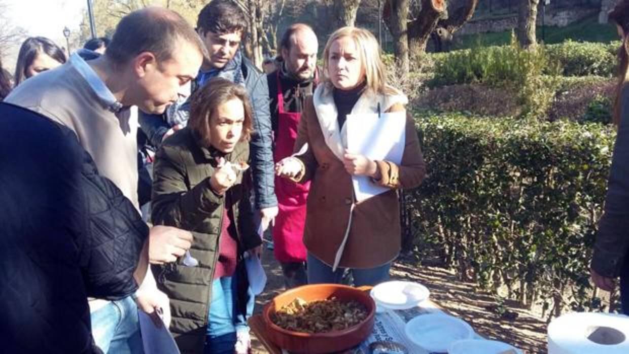 Miembros del jurado degustan las migas de uno de los participantes