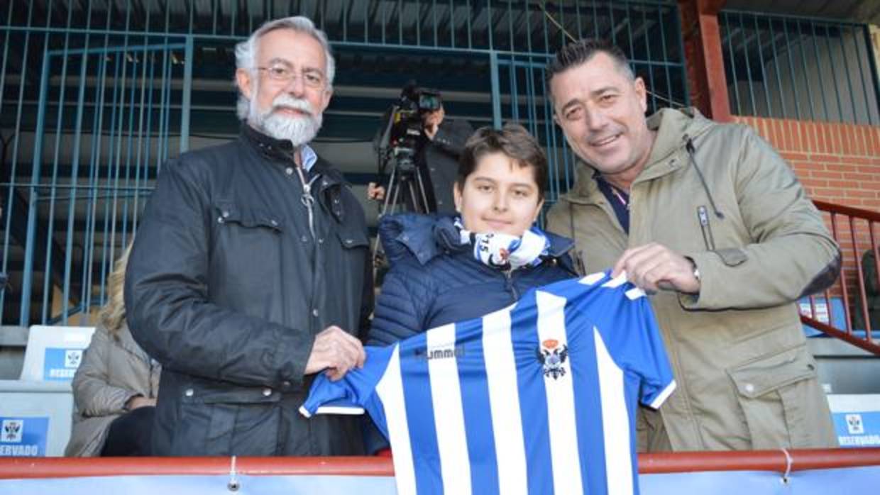 El alcalde de Talavera y el presidente del club de fútbol se fotografían con el hijo del periodista fallecido Jesús Javier Rodríguez