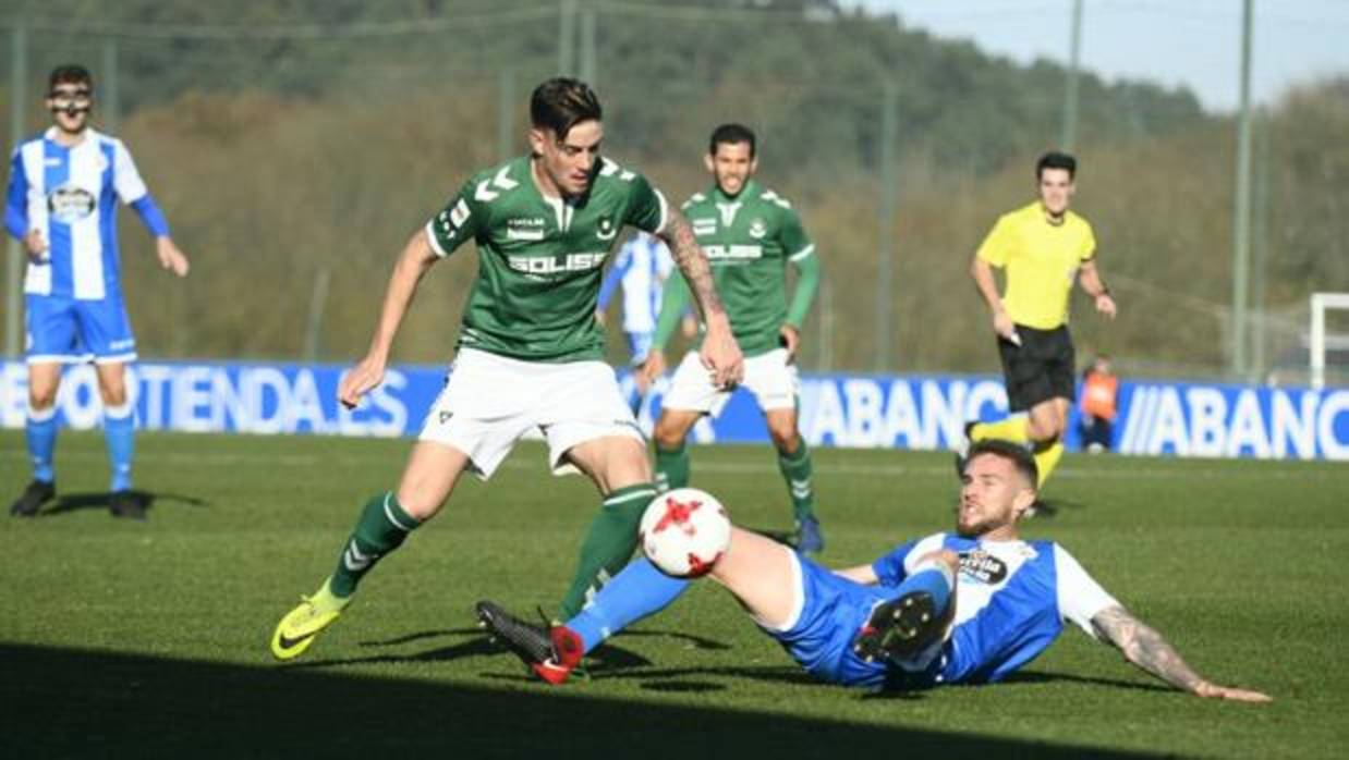 Toño Vázquez intenta recuperar un balón