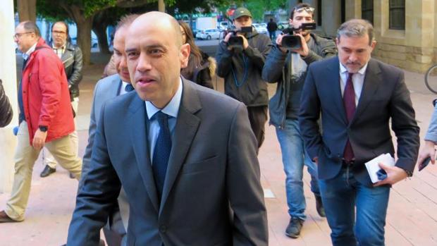 Los exsocios del alcalde de Alicante presentan mociones para quitarle el sueldo y las competencias
