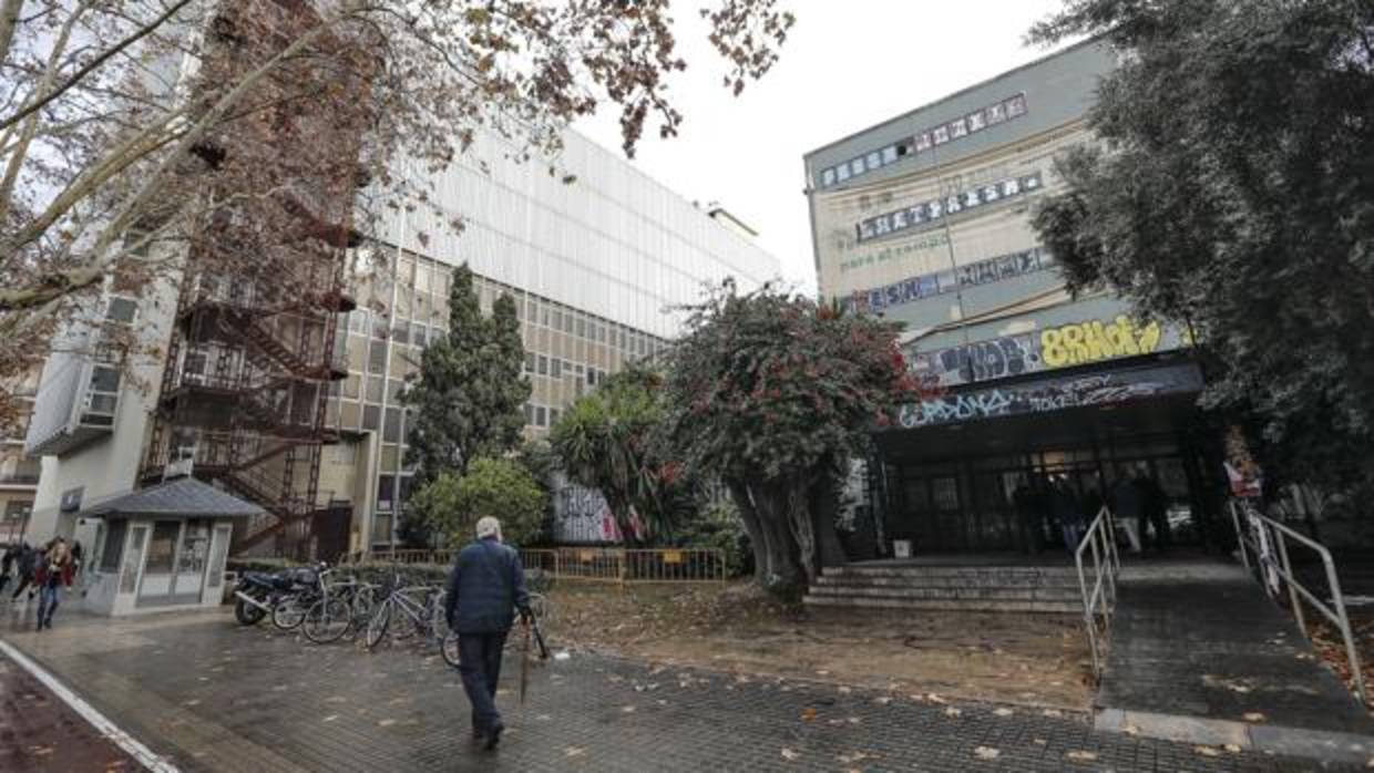 Edificio de la antigua Escuela Técnica Superior del Medio Rural y Enología de la UPV (dcha), colindante con el Hospital Clínico, y cuya compraventa se ha realizado esta mañana entre la Generalitat y la Universidad Politécnica de Valencia