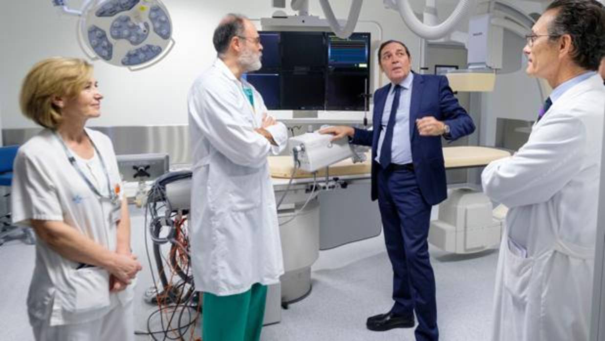 El consejero Sáez Aguado, durante la visita al nuevo área de Cardiología del Hospital Clínico de Valladolid