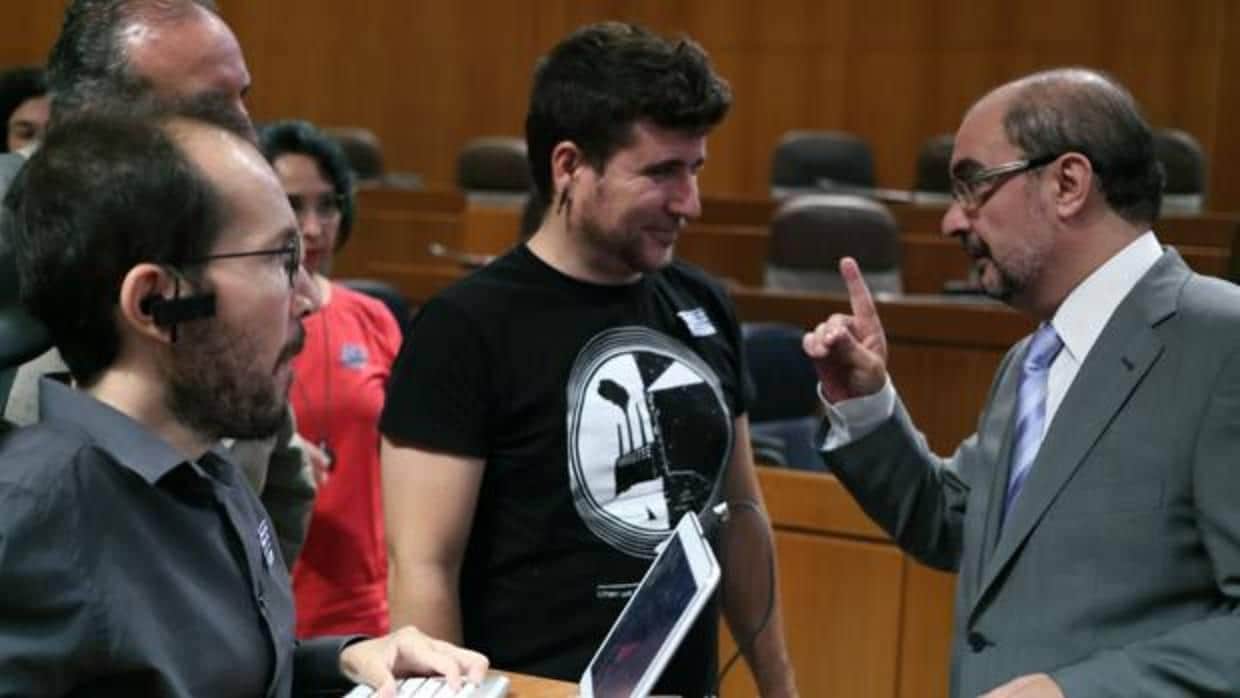 Lambán (PSOE), charlando con Escartín (Podemos) en presencia de Echenique