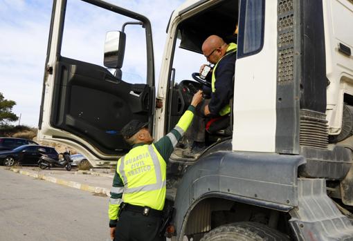 Control de la Guardia Civil de Tráfico de alcohol y drogas dentro de la operación de Tráfico para las Navidades con previsiones de desplazamientos