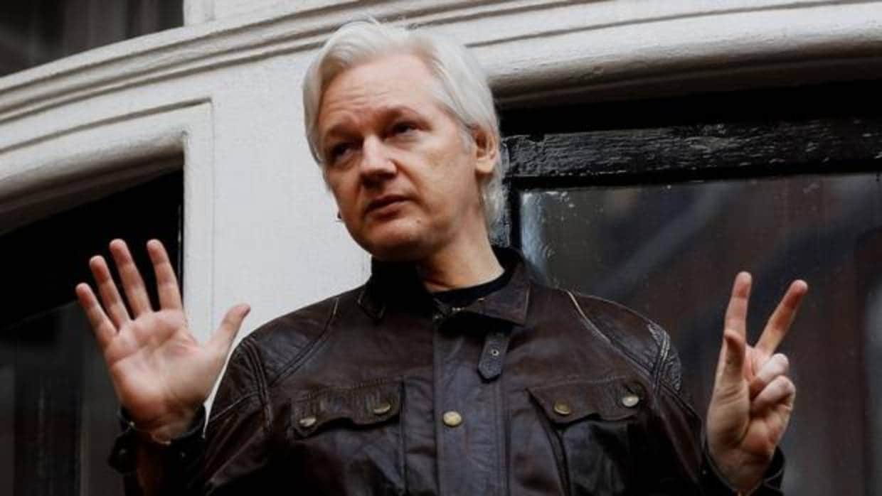 El ciberactivista Julian Assange, en el balcón de la embajada de Ecuador en Londres
