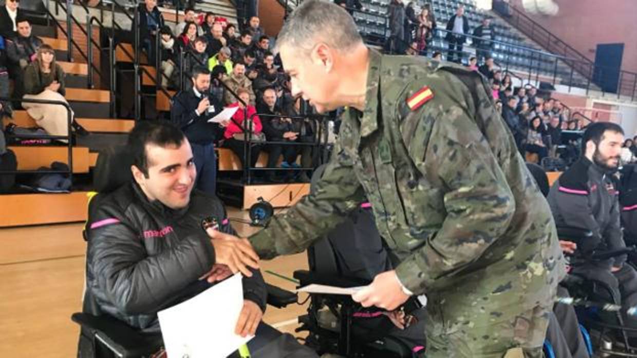 El Delegado de Defensa Coronel Rafael Morenza con Rafa Ibáñez, jugador de Levante UD Masclets