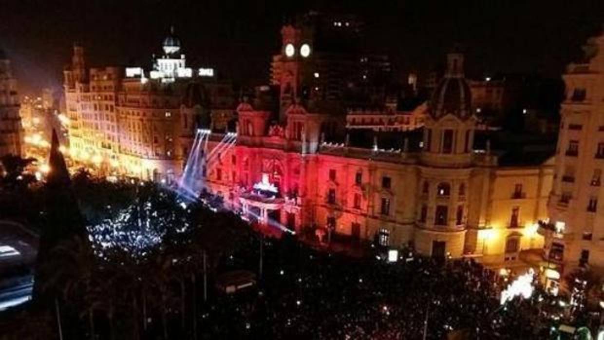 Imagen de la fiesta de Nochevieja de 2016 en la plaza del Ayuntamiento de Valencia