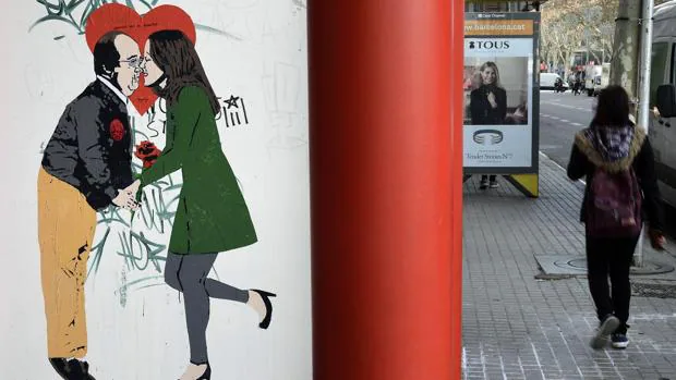 Un grafitero convierte los posibles pactos postelectorales en «besos imposibles»